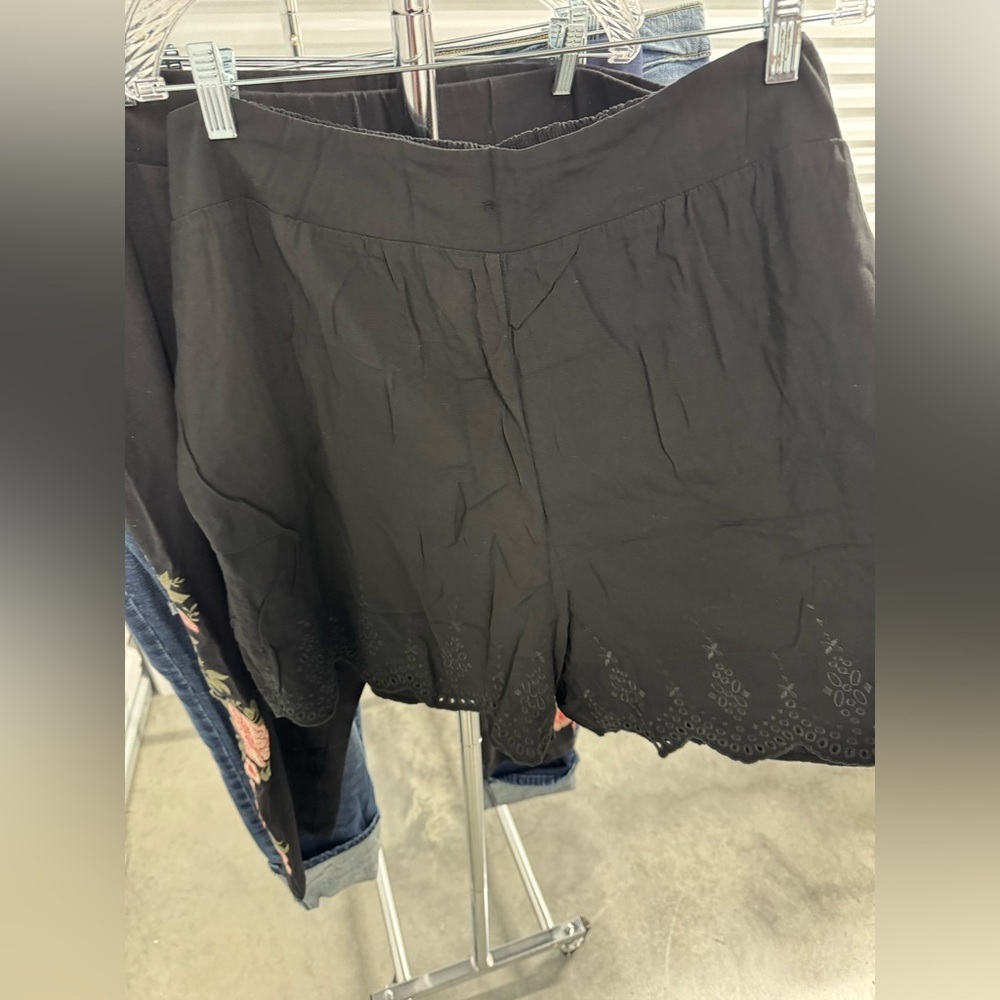 Black Scalloped Eyelet Hem Shorts | size 2x